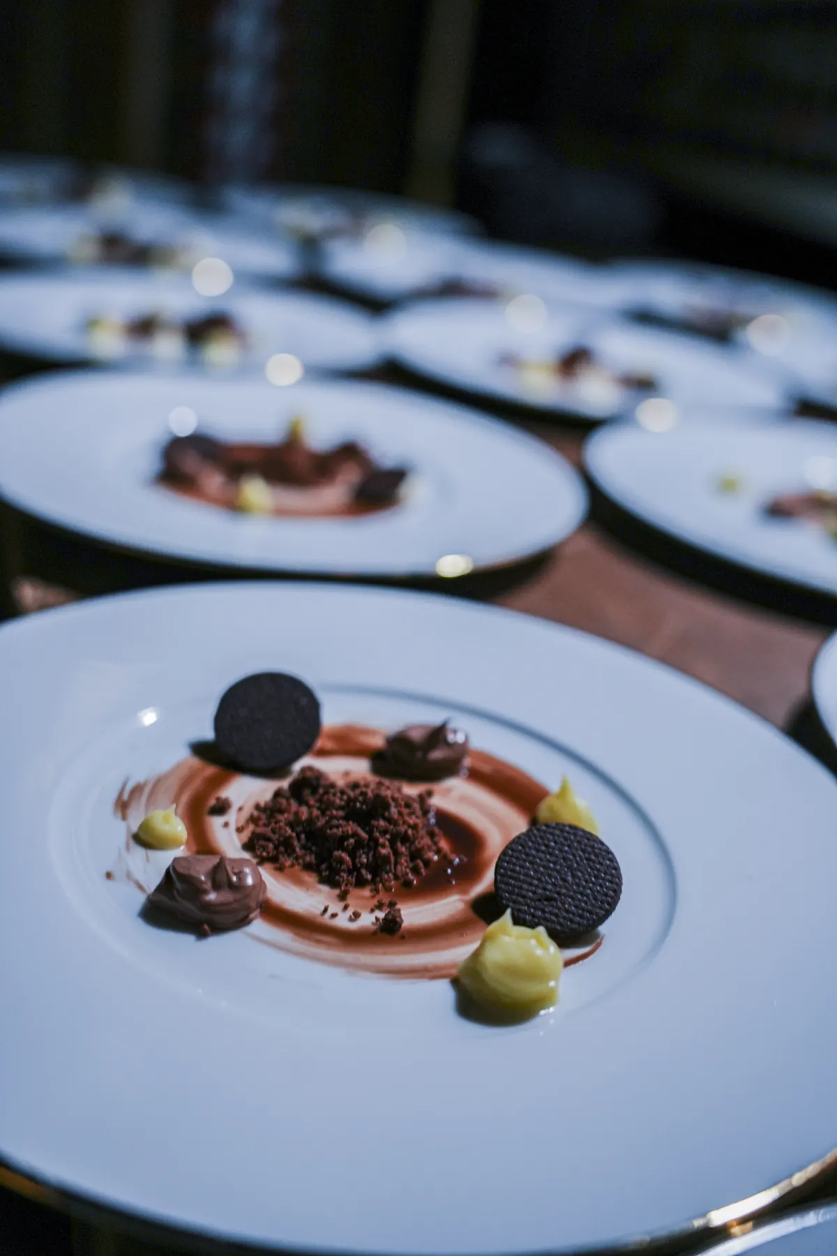 Dessert au chocolat et sorbet dressé à l’assiette pour le dîner de gala