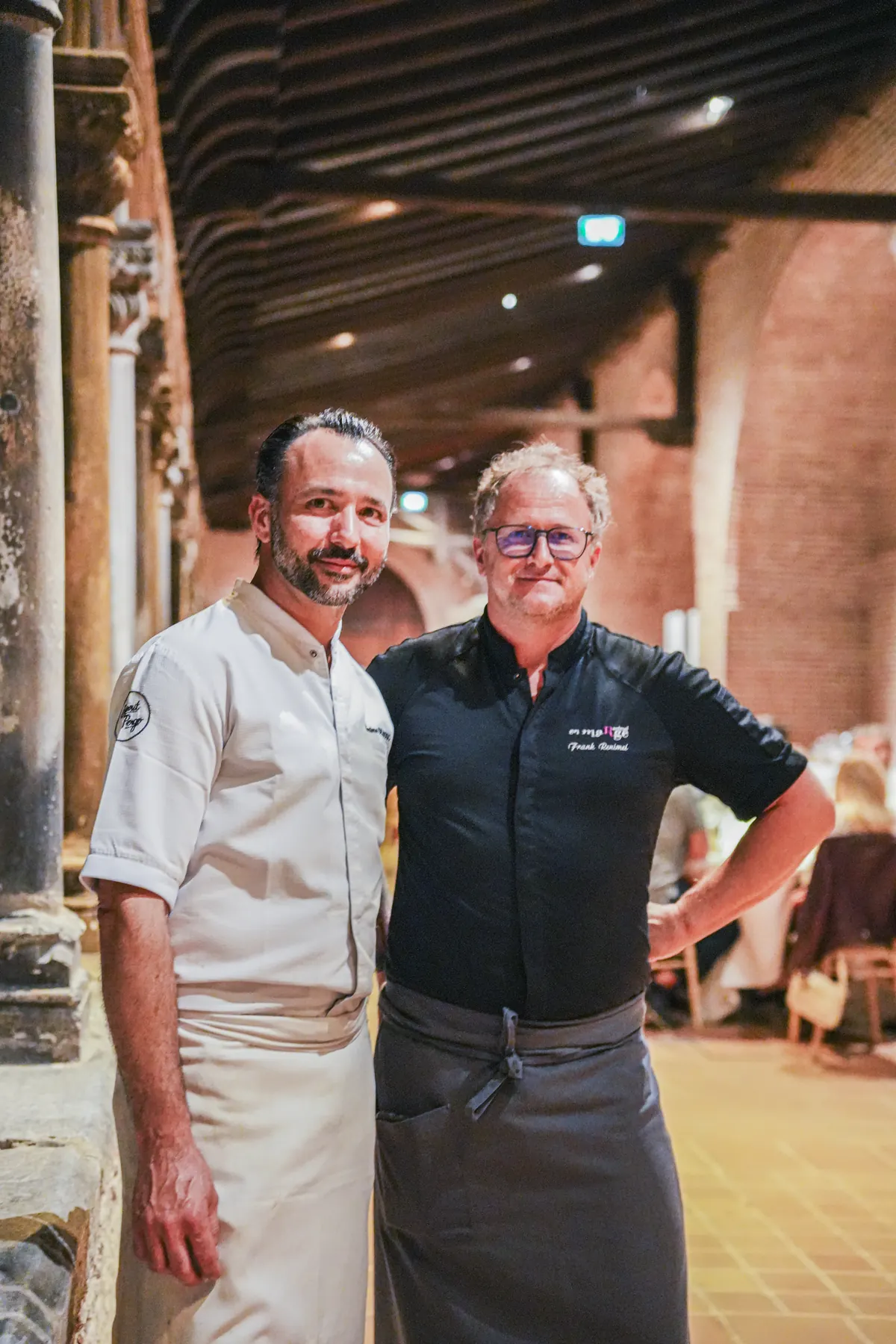 Le chef de Falcou Traiteur et le chef étoilé Frank Renimel sous les galeries du cloître des Augustins