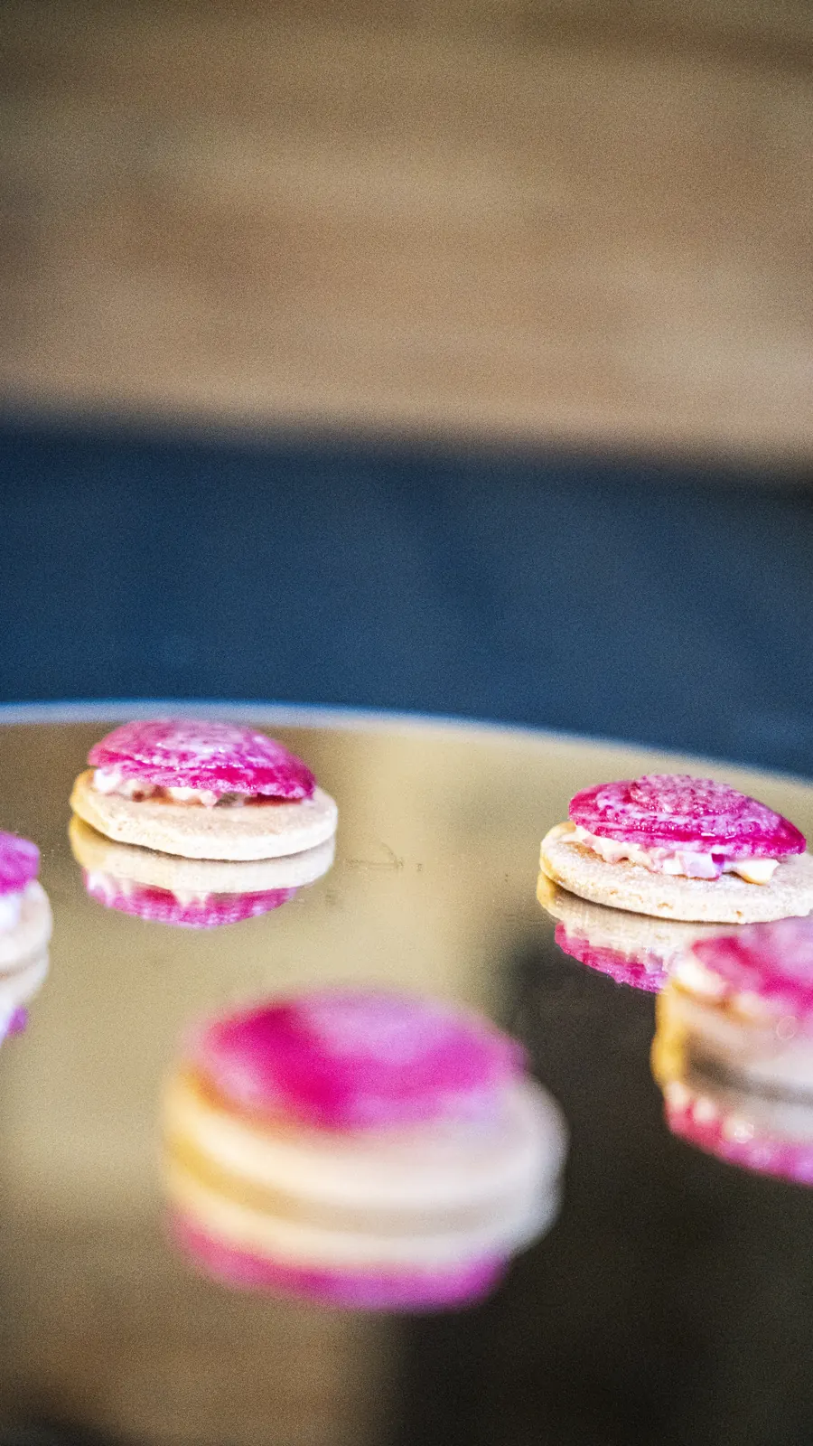 Macarons roses en mignardises sur plateau