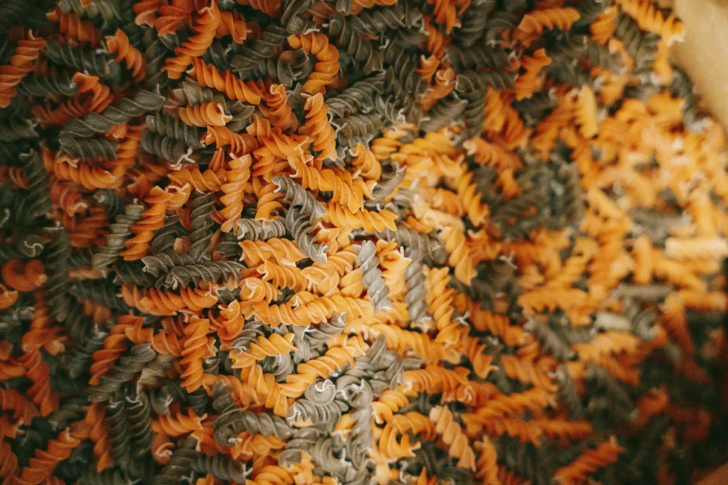 Fusilli orange et bruns en vrac, pâtes fermières bio de L’Épi Nup Bio