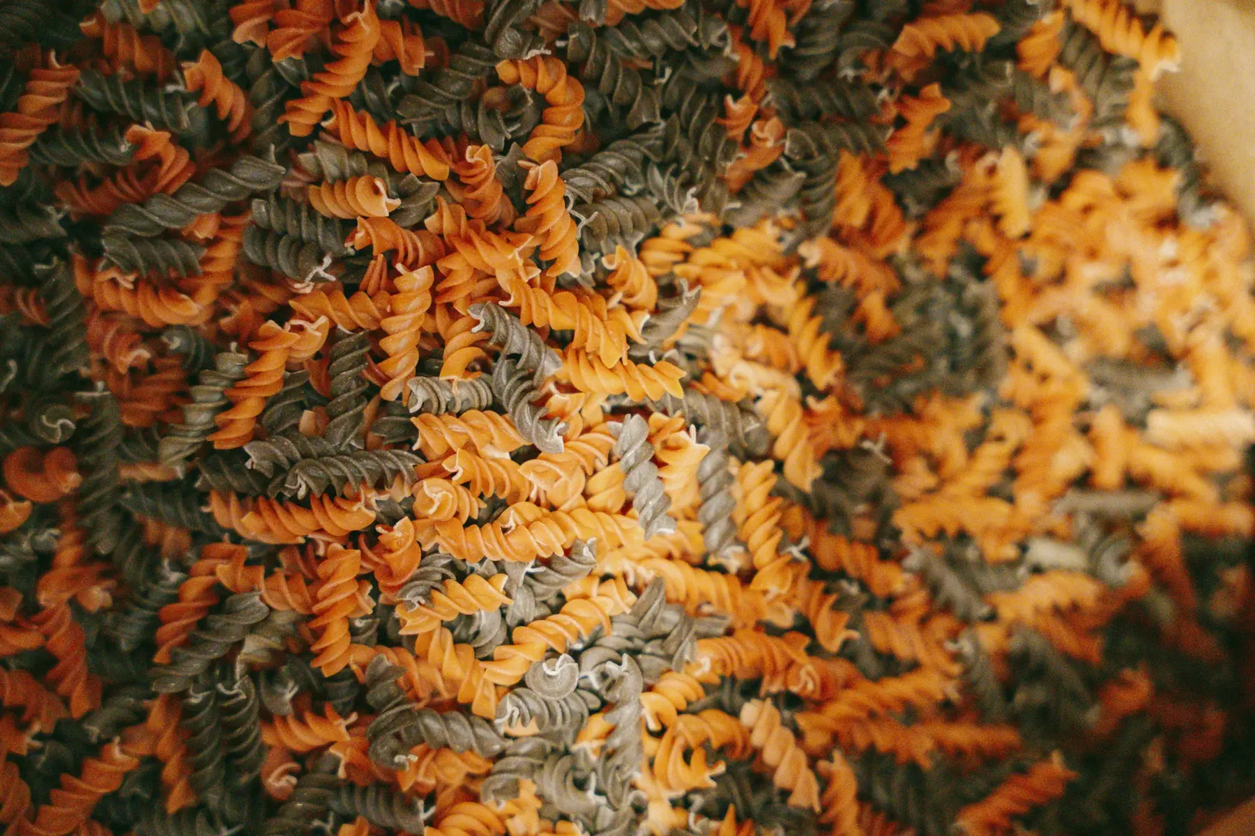 Fusilli orange et bruns en vrac, pâtes fermières bio de L’Épi Nup Bio