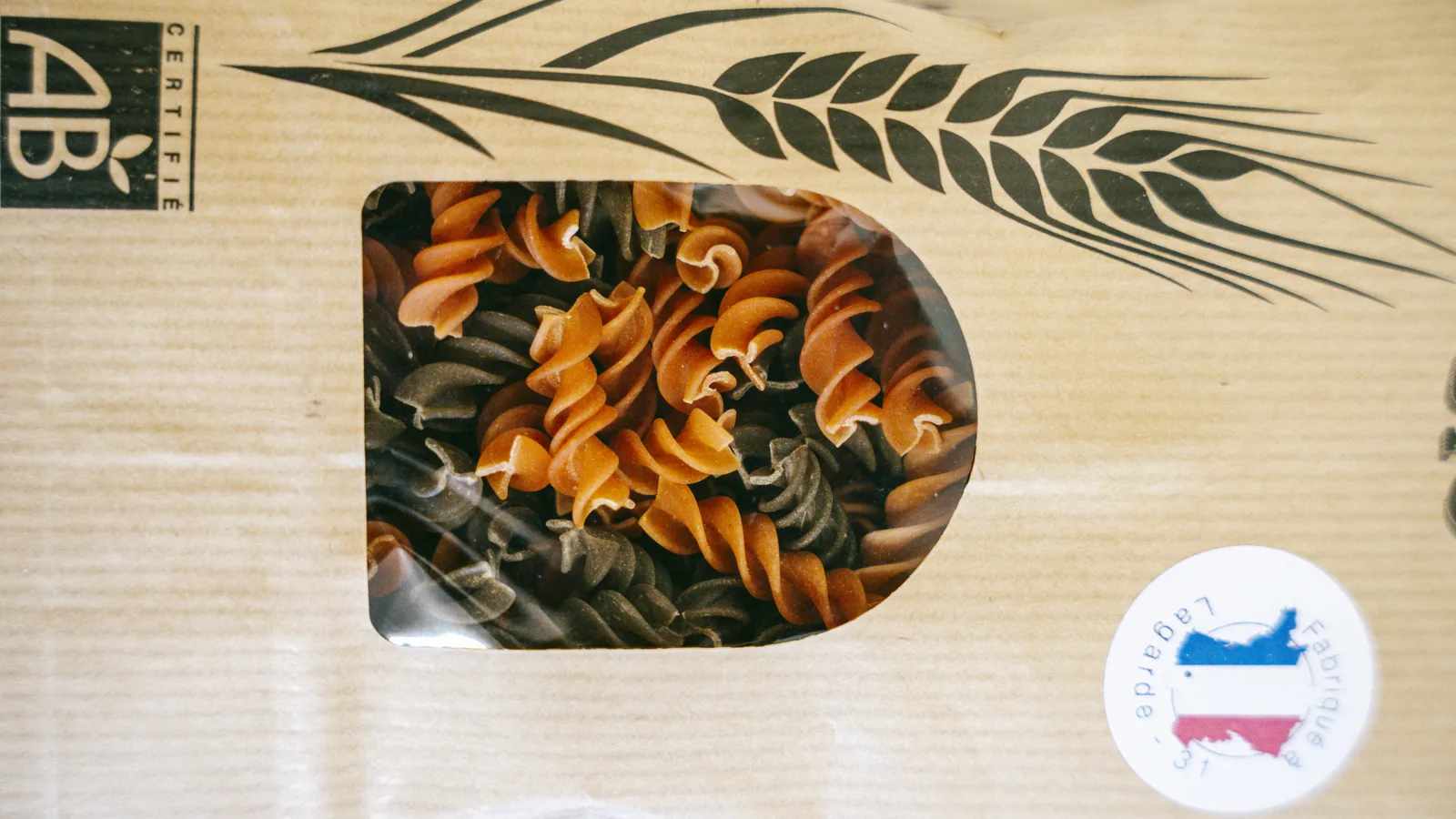 Sachet kraft à fenêtre laissant voir des fusilli, logo AB et pastille Fabriqué à Lagarde