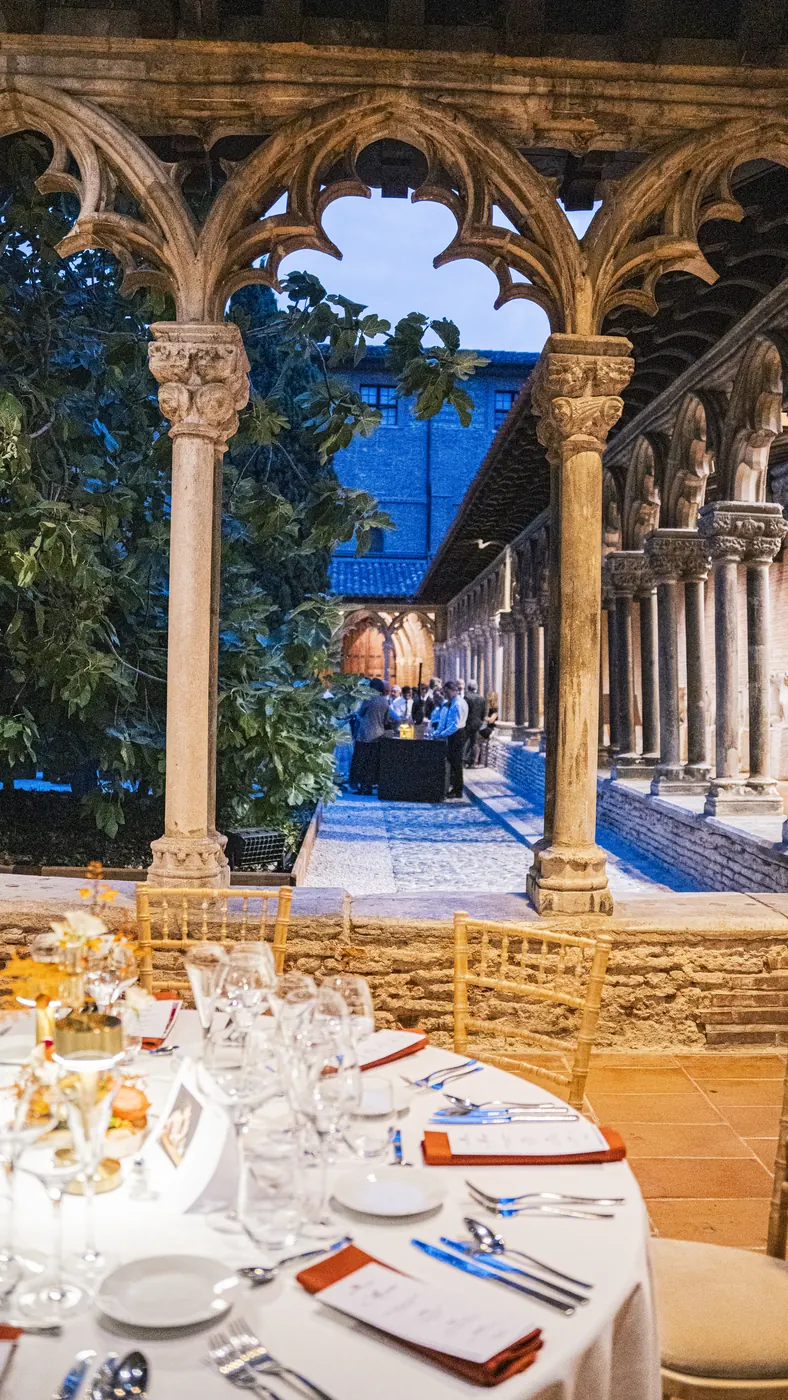Table de réception dressée devant une baie gothique du cloître des Augustins