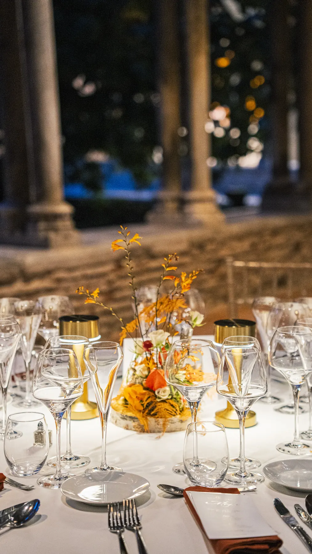 Table dressée à l’heure bleue sous les arcades du cloître des Augustins