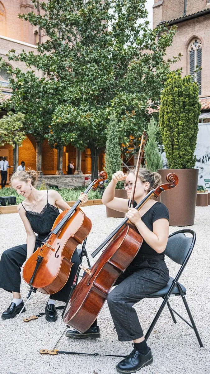 Duo de violoncellistes dans le jardin du cloître des Augustins