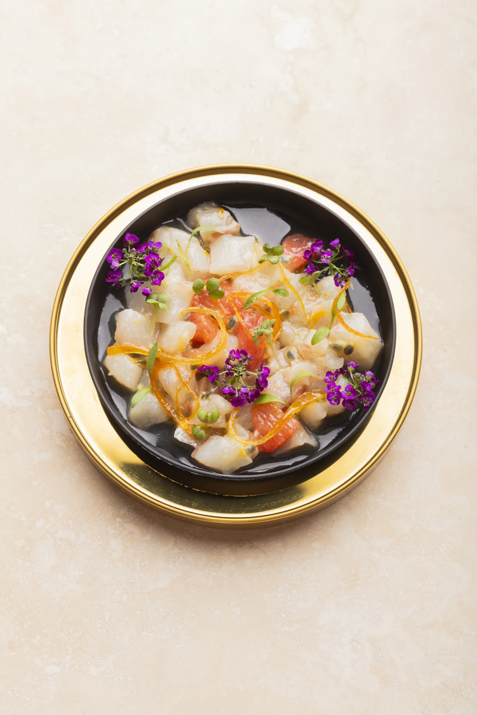 Bol de légumes et fleurs