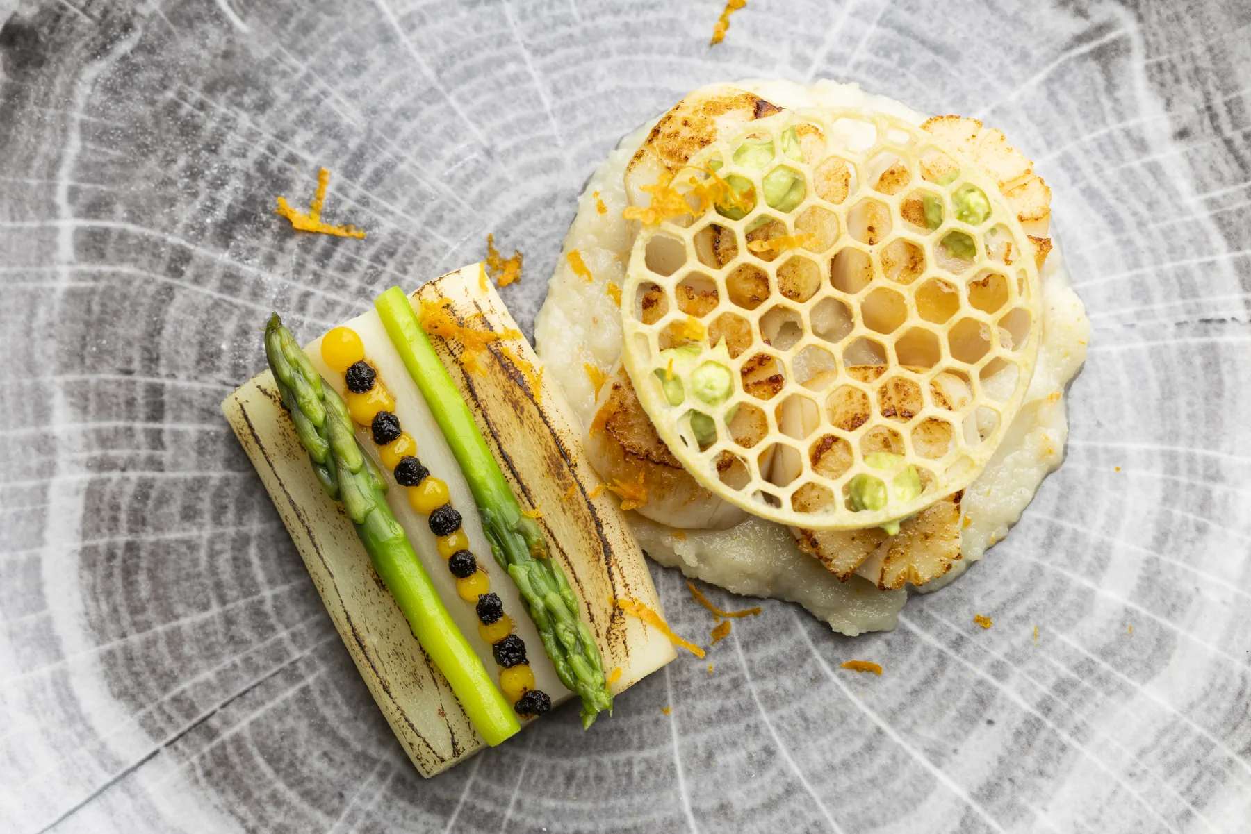 Tuile alvéolée et asperges
