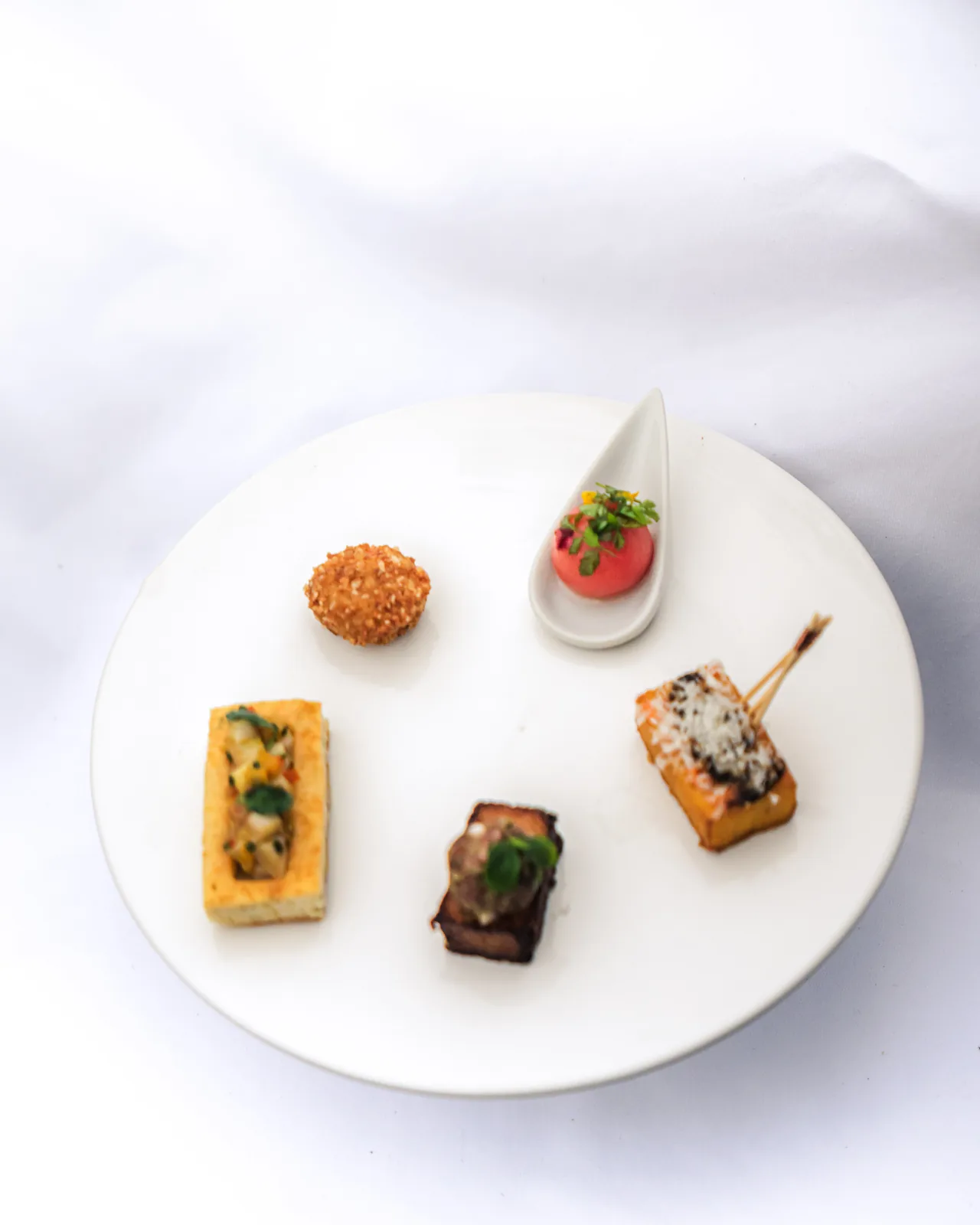 Bouchées sur assiette blanche