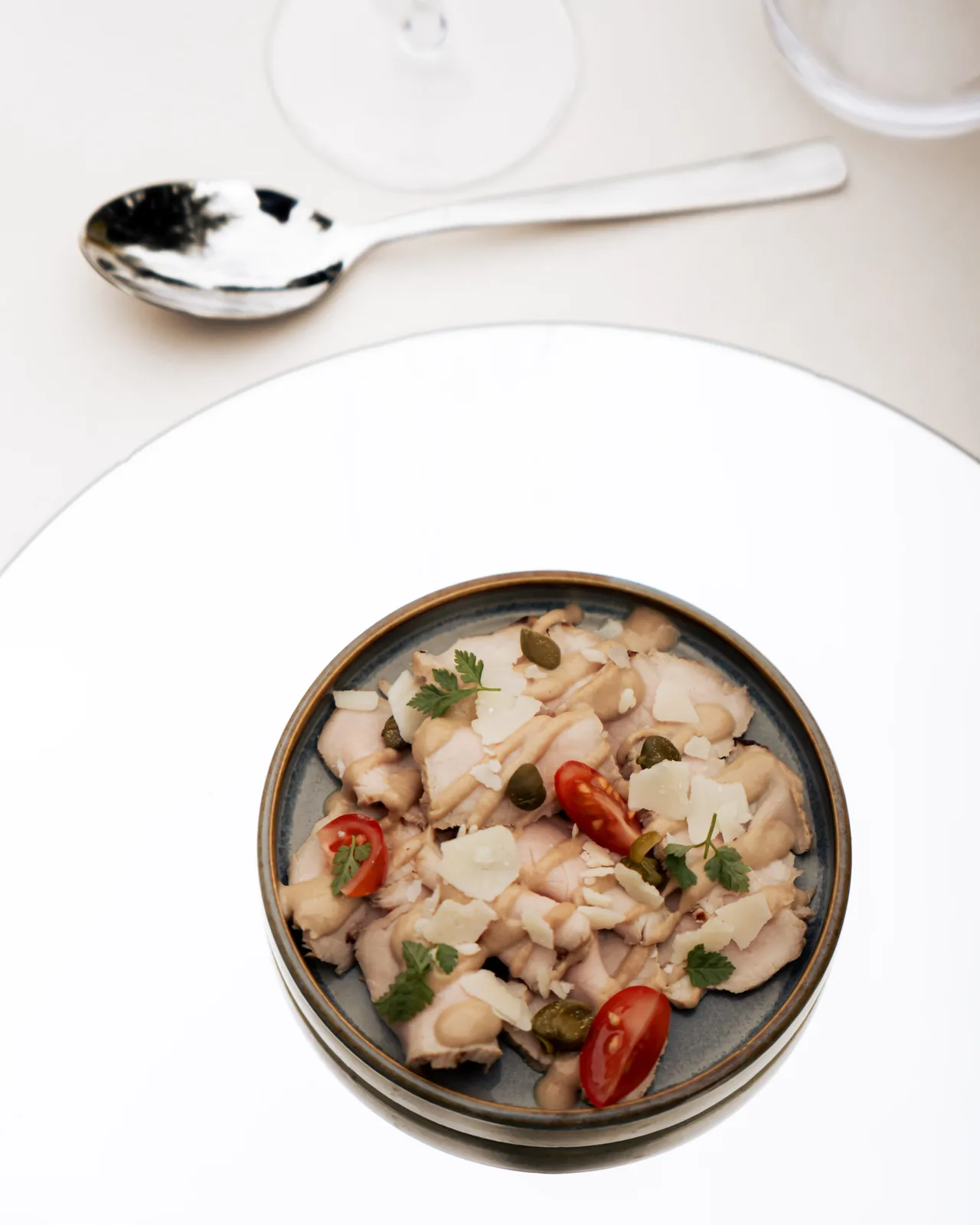 Ceviche en assiette cerclée