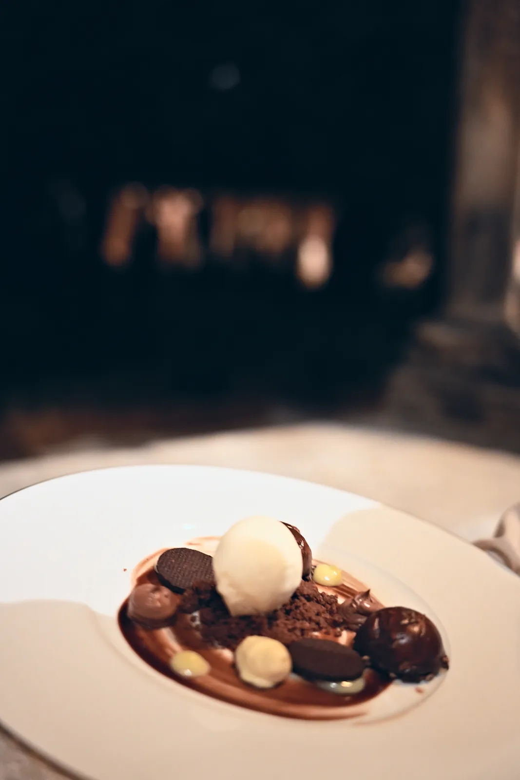 Dessert et quenelle glacée