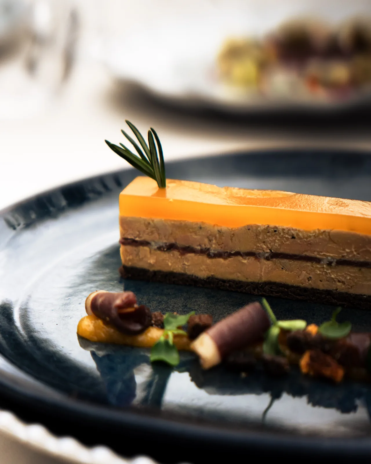 Millefeuille sur assiette bleue