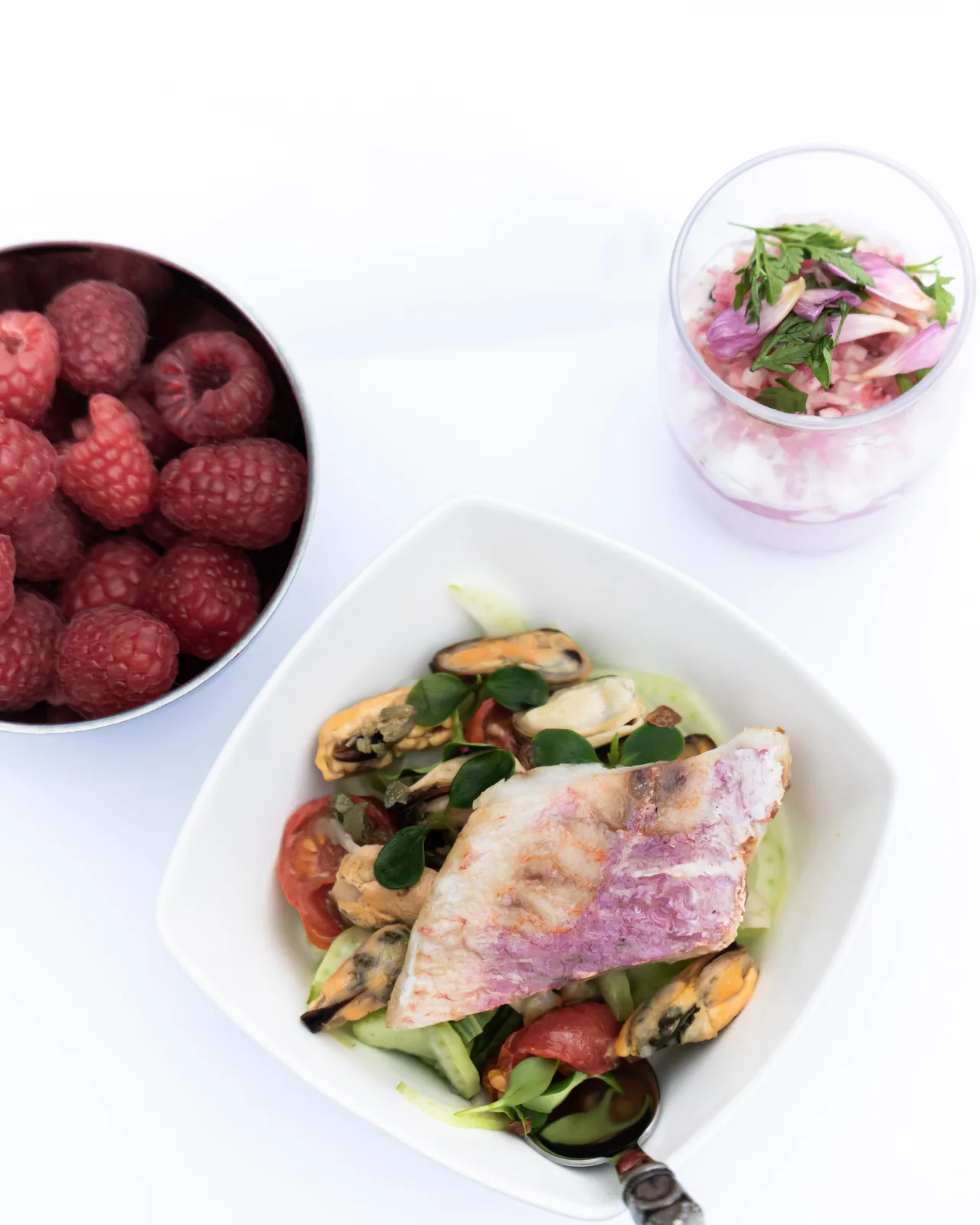 Poisson, légumes et framboises