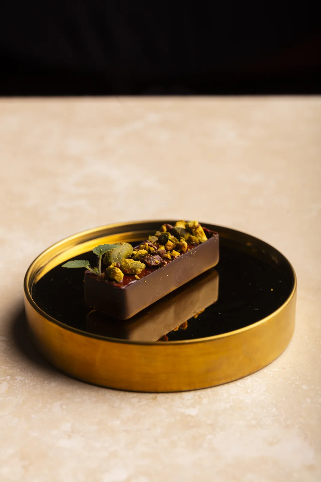 Barre de chocolat sur cercle doré