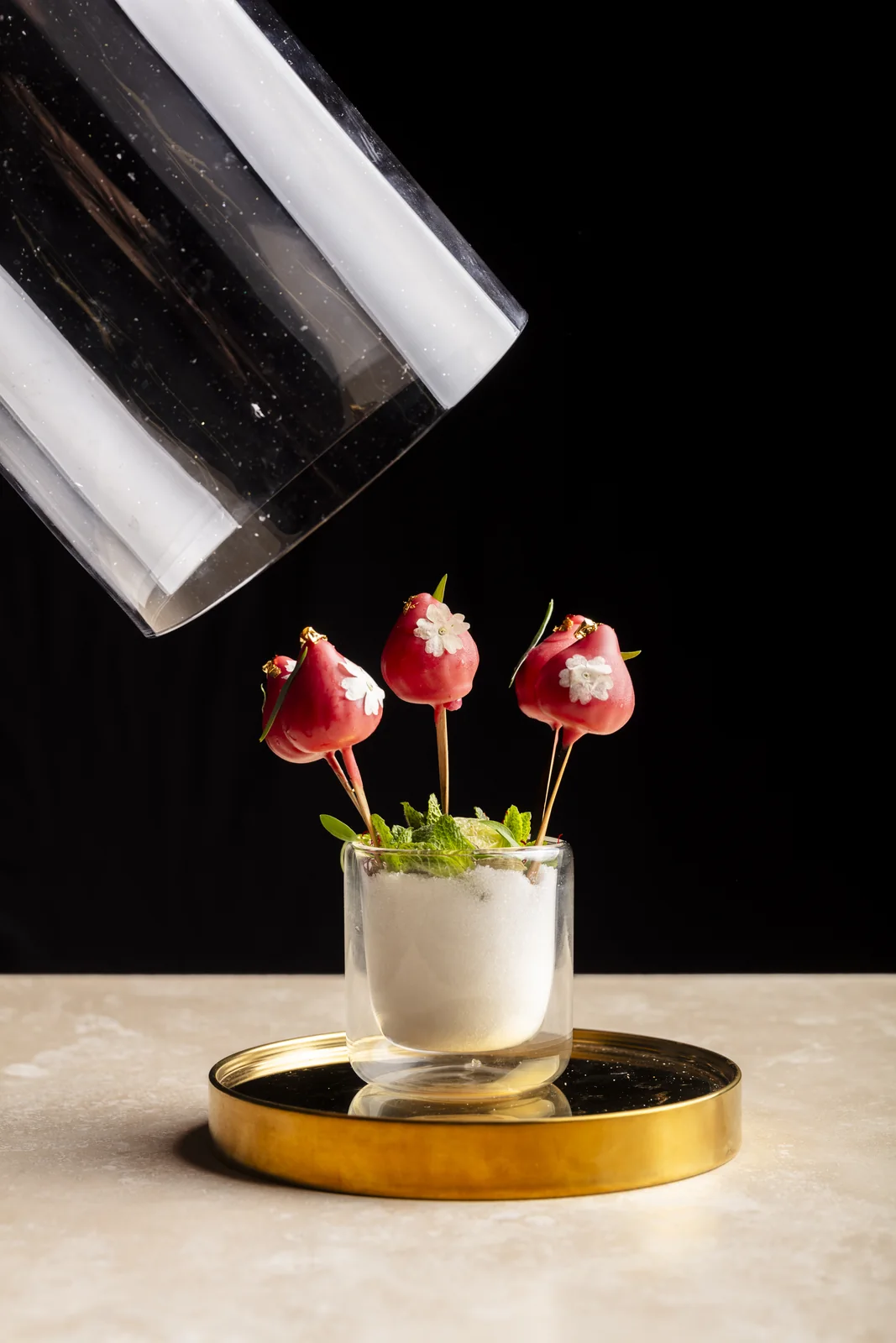 Brochettes en verre sur plateau doré